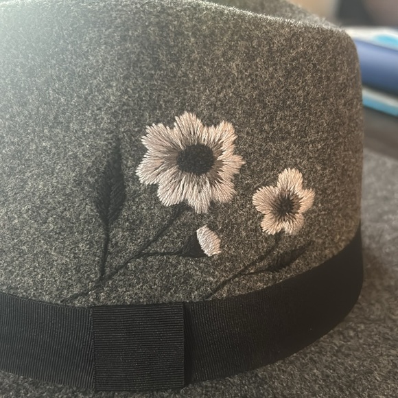 New hand embroidered floral wide brim gray felt hat - Picture 3 of 3